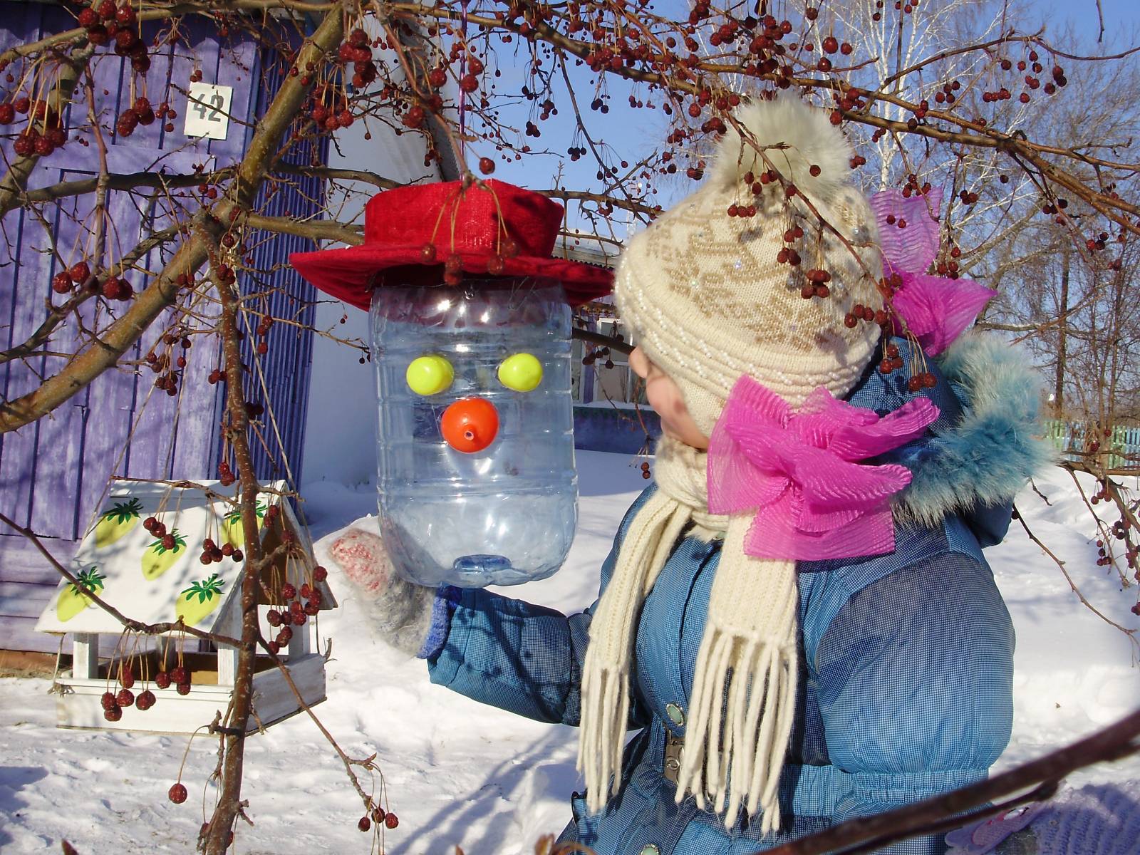 Кормушка в детский сад. Кормушка для птиц из подручных материалов. Кормушка для птиц своими руками из подручных материалов. Кормушки из бросового материала зимой. Украсить деревья зимой в детском саду.